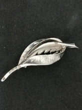 Charger l&#39;image dans la galerie, Broche en métal argenté en forme de feuille
