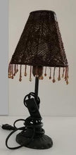 Charger l&#39;image dans la galerie, Lampe Art Déco en fer et petites perles bordeaux
