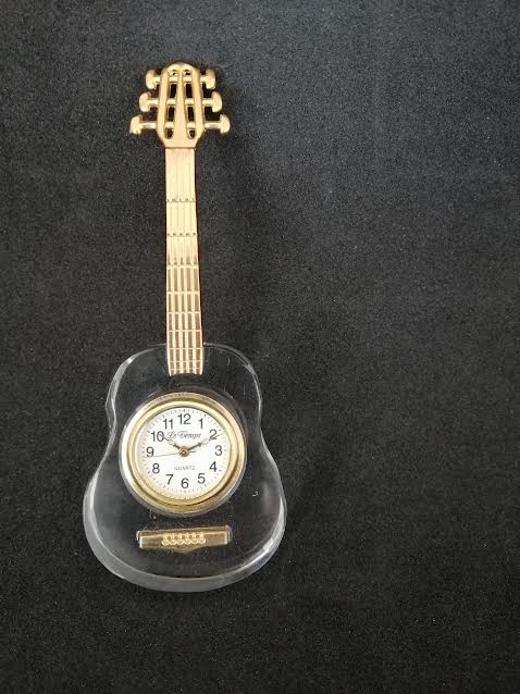 Horloge quartz en forme de guitare en métal doré et verre