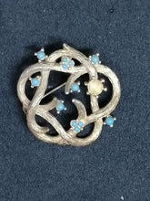 Charger l&#39;image dans la galerie, Broche en métal doré avec des perles turquoise

