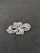 Charger l&#39;image dans la galerie, Broche en métal argenté avec des petits brillants
