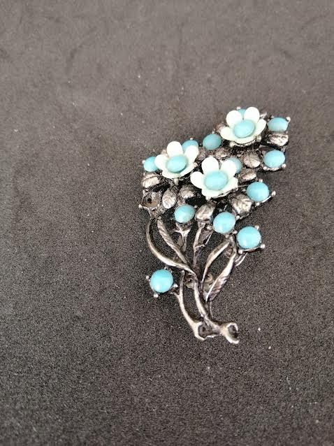 Broche en métal argenté et turquoise