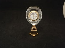 Charger l&#39;image dans la galerie, Horloge quartz en forme de montgolfière en métal doré et verre
