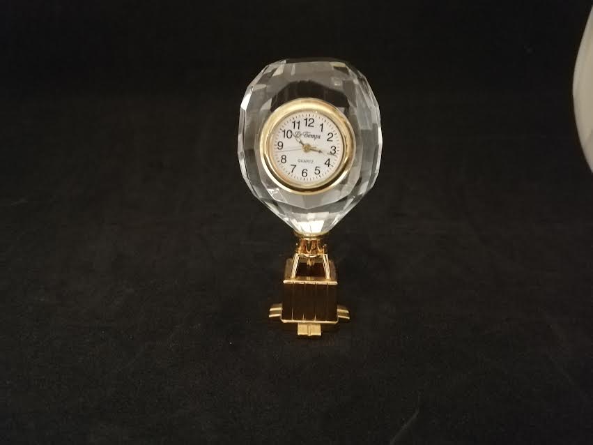 Horloge quartz en forme de montgolfière en métal doré et verre