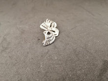 Charger l&#39;image dans la galerie, Broche en métal argenté avec des petits brillants
