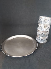 Charger l&#39;image dans la galerie, Ensemble de quatre petits gobelets avec assiette en métal argenté
