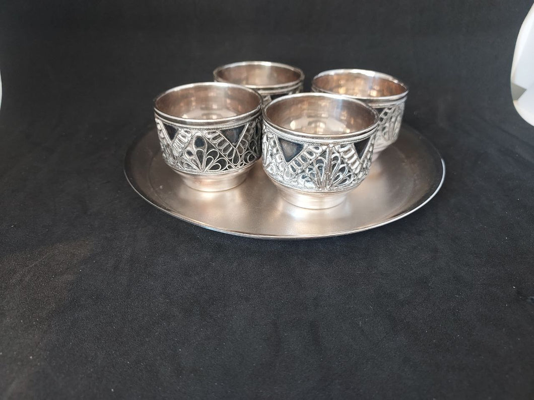 Ensemble de quatre petits gobelets avec assiette en métal argenté