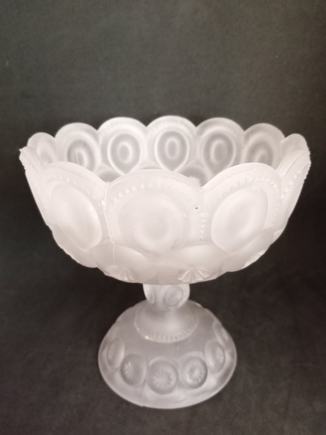 Coupe sur pied en verre fumé