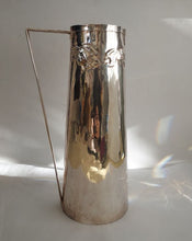 Charger l&#39;image dans la galerie, Carafe Art Déco en argent 925 martelé, finement décorée d&#39;un motif floral. 1930 env.
