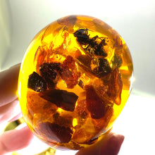 Charger l&#39;image dans la galerie, Oeuf décoratif avec une abeille et de l&#39;ambre de la Baltique sur un socle
