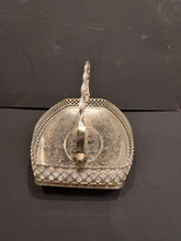 Charger l&#39;image dans la galerie, Plateau finement décoré en métal argenté
