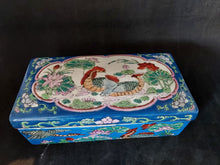 Charger l&#39;image dans la galerie, Boîte en porcelaine avec couvercle
