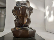 Charger l&#39;image dans la galerie, Sculpture puma en bronze vieilli

