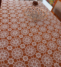 Charger l&#39;image dans la galerie, Précieuse nappe de table réalisée au crochet avec du fil de coton
