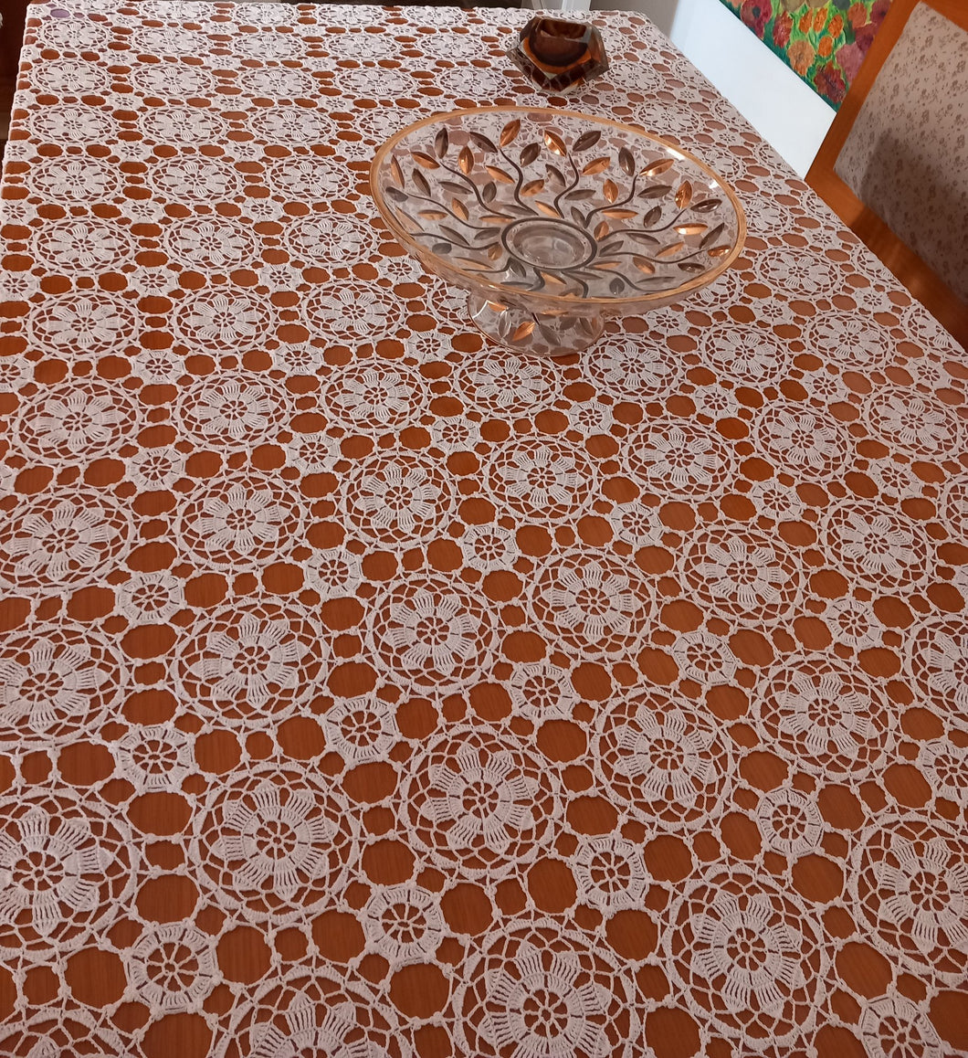 Précieuse nappe de table réalisée au crochet avec du fil de coton