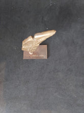 Charger l&#39;image dans la galerie, Petite sculpture représentant une plume d’écriture
