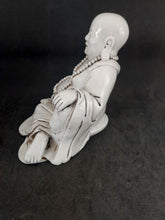 Charger l&#39;image dans la galerie, Statuette en blanc de Chine, fin XIXe siècle, représentant Bouddha
