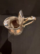 Charger l&#39;image dans la galerie, Carafe finement décoré en métal argenté
