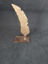Charger l&#39;image dans la galerie, Petite sculpture représentant une plume d’écriture
