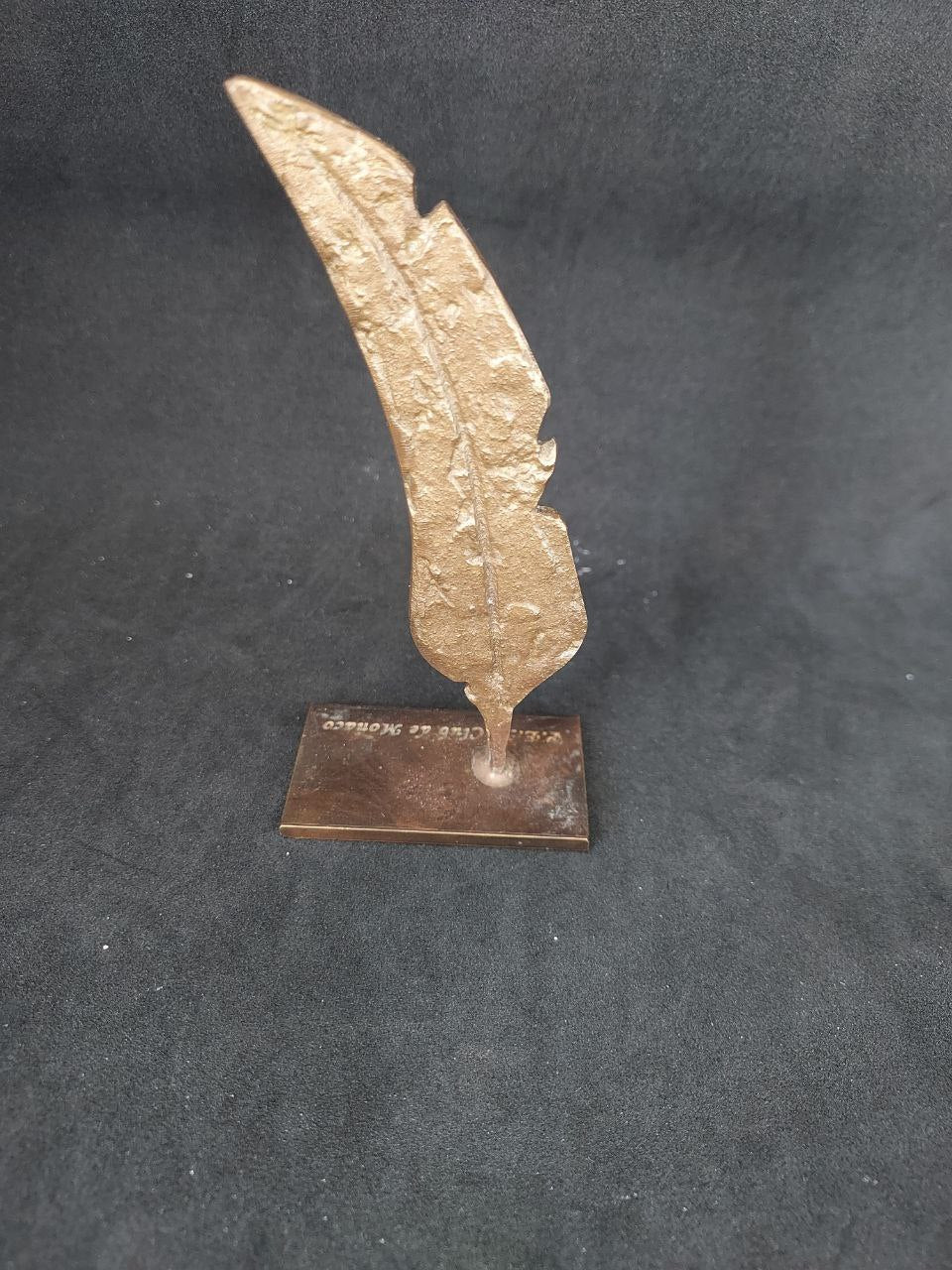Petite sculpture représentant une plume d’écriture