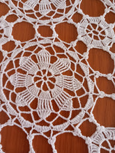 Charger l&#39;image dans la galerie, Précieuse nappe de table réalisée au crochet avec du fil de coton
