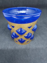 Charger l&#39;image dans la galerie, Gobelet en verre bleu et métal doré, décors en relief
