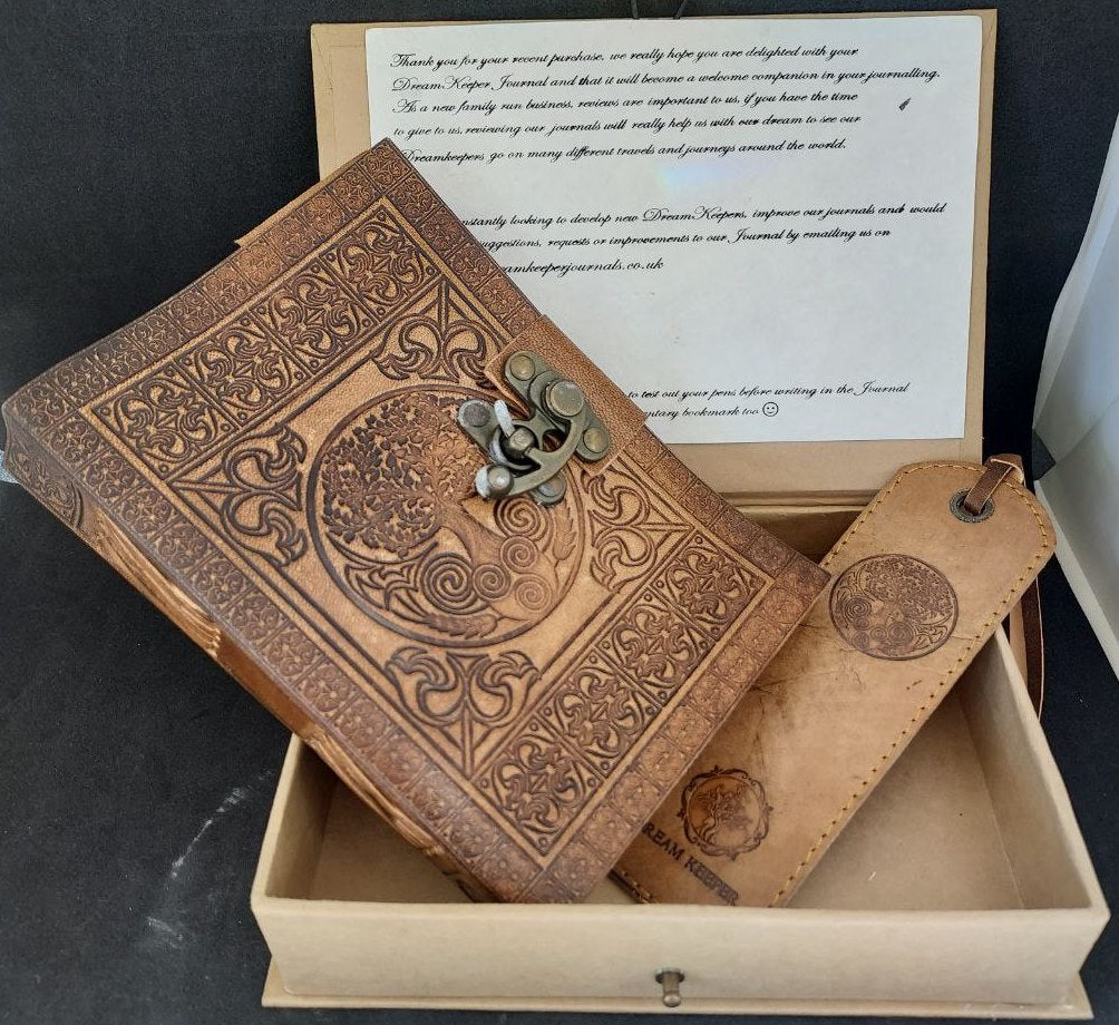 Carnet en cuir avec fermeture en fer et marque-page en cuir assorti