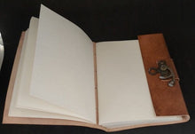 Charger l&#39;image dans la galerie, Carnet en cuir avec fermeture en fer et marque-page en cuir assorti
