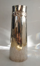 Charger l&#39;image dans la galerie, Carafe Art Déco en argent 925 martelé, finement décorée d&#39;un motif floral. 1930 env.
