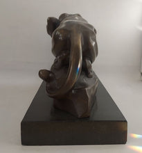 Charger l&#39;image dans la galerie, Sculpture puma en bronze vieilli
