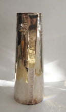 Charger l&#39;image dans la galerie, Carafe Art Déco en argent 925 martelé, finement décorée d&#39;un motif floral. 1930 env.
