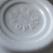 Charger l&#39;image dans la galerie, Pot d’apothicaires, en opaline

