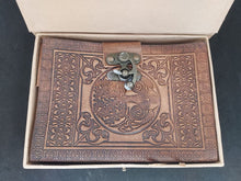 Charger l&#39;image dans la galerie, Carnet en cuir avec fermeture en fer et marque-page en cuir assorti
