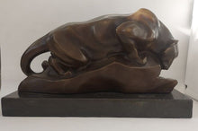Charger l&#39;image dans la galerie, Sculpture puma en bronze vieilli

