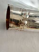 Charger l&#39;image dans la galerie, Carafe Art Déco en argent 925 martelé, finement décorée d&#39;un motif floral. 1930 env.

