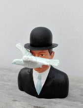 Charger l&#39;image dans la galerie, Sculpture Magritte, fabriqué en polystone
