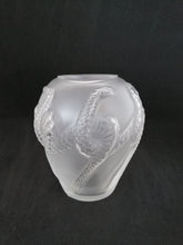 Charger l&#39;image dans la galerie, Vase en cristal Lalique
