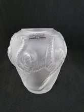 Charger l&#39;image dans la galerie, Vase en cristal Lalique
