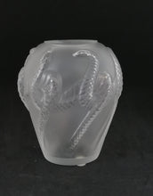 Charger l&#39;image dans la galerie, Vase en cristal Lalique
