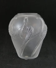 Charger l&#39;image dans la galerie, Vase en cristal Lalique
