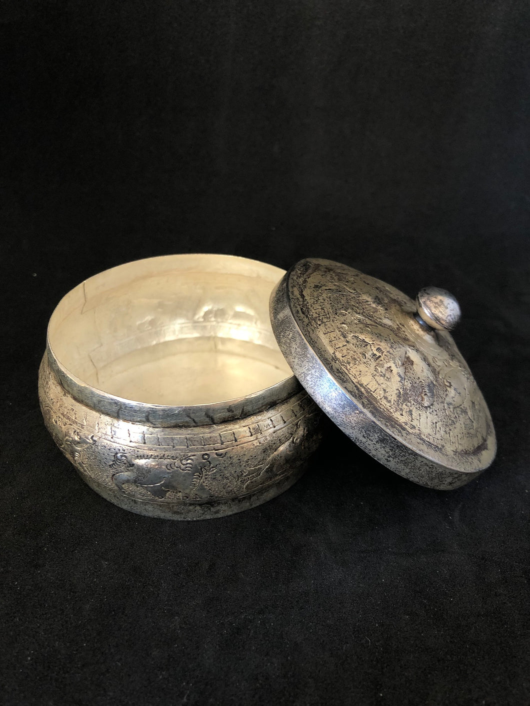 Petit pot en métal martelé avec couvercle