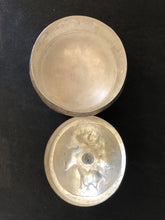 Charger l&#39;image dans la galerie, Petit pot en métal martelé avec couvercle
