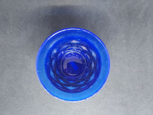Charger l&#39;image dans la galerie, Gobelet en verre bleu et métal doré, décors en relief
