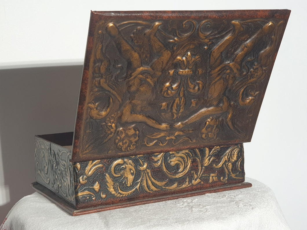 Jolie boite en carton recouvert de cuir repoussé