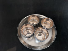 Charger l&#39;image dans la galerie, Ensemble de quatre petits gobelets avec assiette en métal argenté
