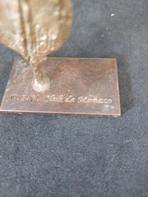 Charger l&#39;image dans la galerie, Petite sculpture représentant une plume d’écriture
