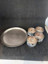 Charger l&#39;image dans la galerie, Ensemble de quatre petits gobelets avec assiette en métal argenté
