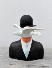 Charger l&#39;image dans la galerie, Sculpture Magritte, fabriqué en polystone
