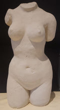 Charger l&#39;image dans la galerie, Sculpture représentant un buste de femme, style classique, plâtre naturel
