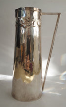 Charger l&#39;image dans la galerie, Carafe Art Déco en argent 925 martelé, finement décorée d&#39;un motif floral. 1930 env.
